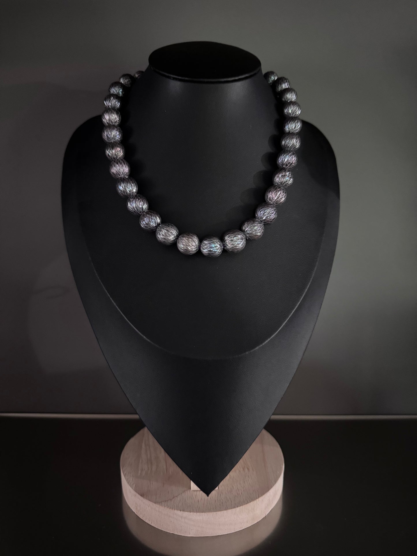 Obsidian Scale – Carved Peacock Edison Pearl Necklace