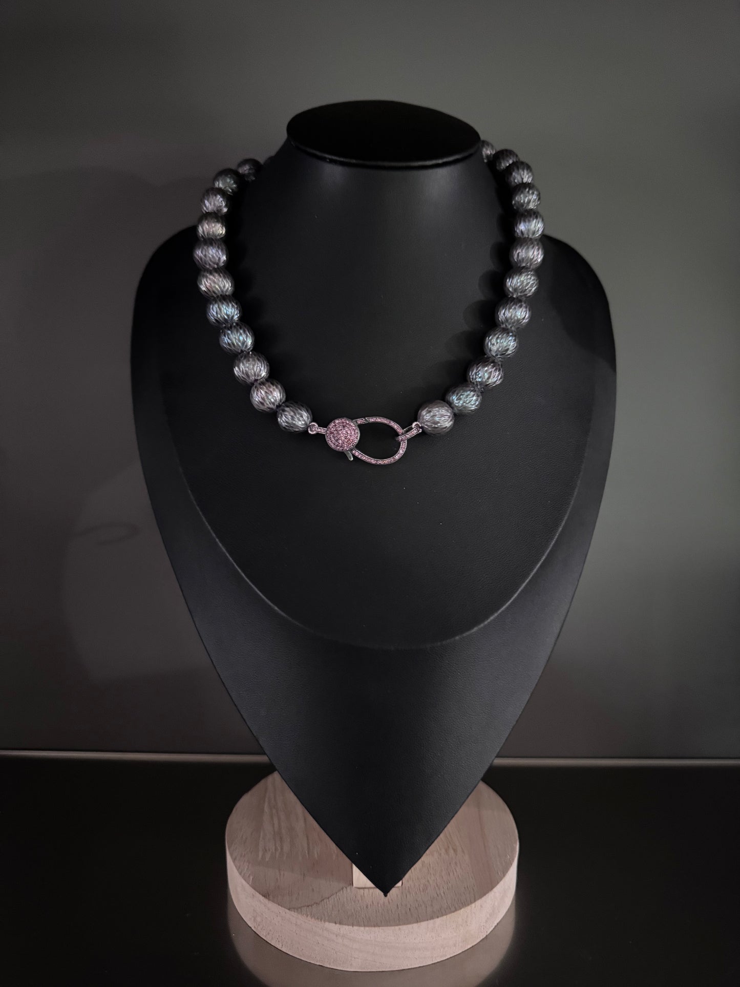 Obsidian Scale – Carved Peacock Edison Pearl Necklace