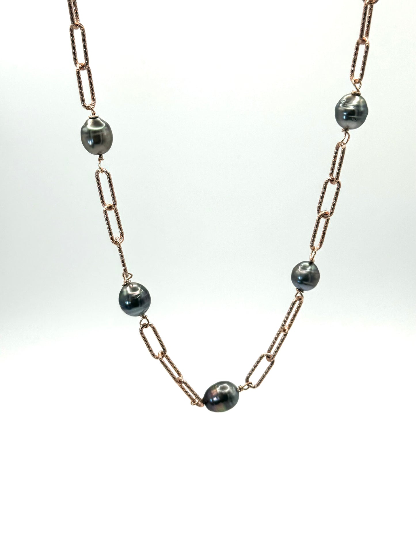 Tahitian Tranquility Necklace: Rose Gold Textured Paperclip Chain with Grey Tahitian Pearls