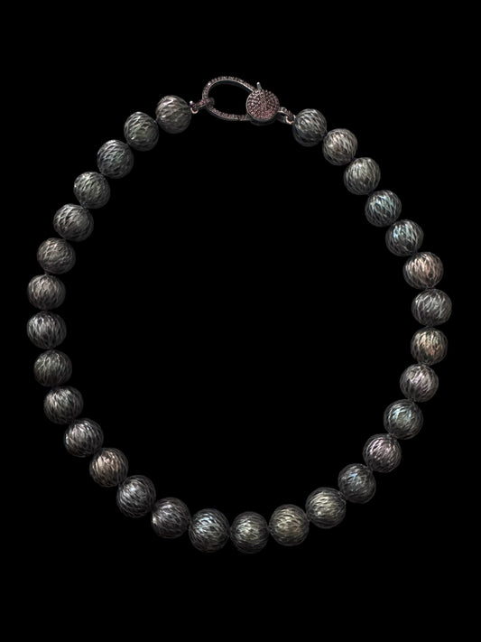 Obsidian Scale – Carved Peacock Edison Pearl Necklace