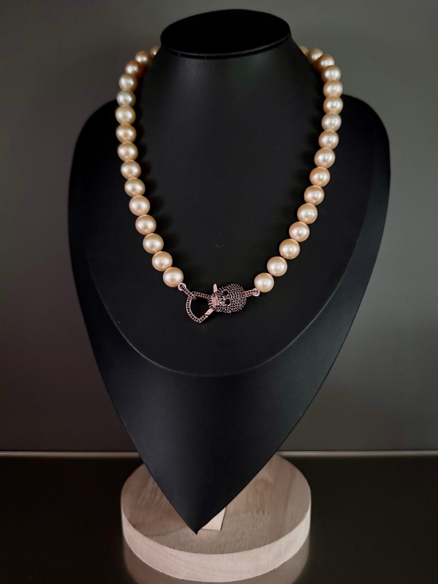 Solar Reign – Golden Peach Edison Pearl Necklace with Rose Gold Black Spinel Skull Clasp