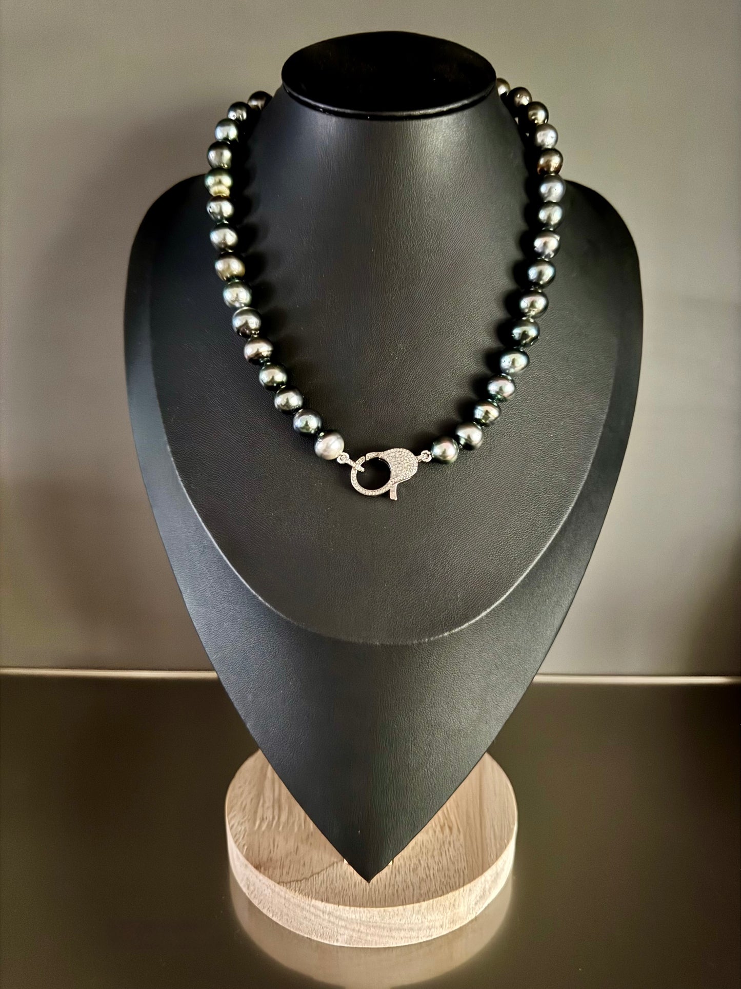 Kiss of Noir – Peacock Tahitian Pearl Necklace with Pavé Diamond Lips and Clasp