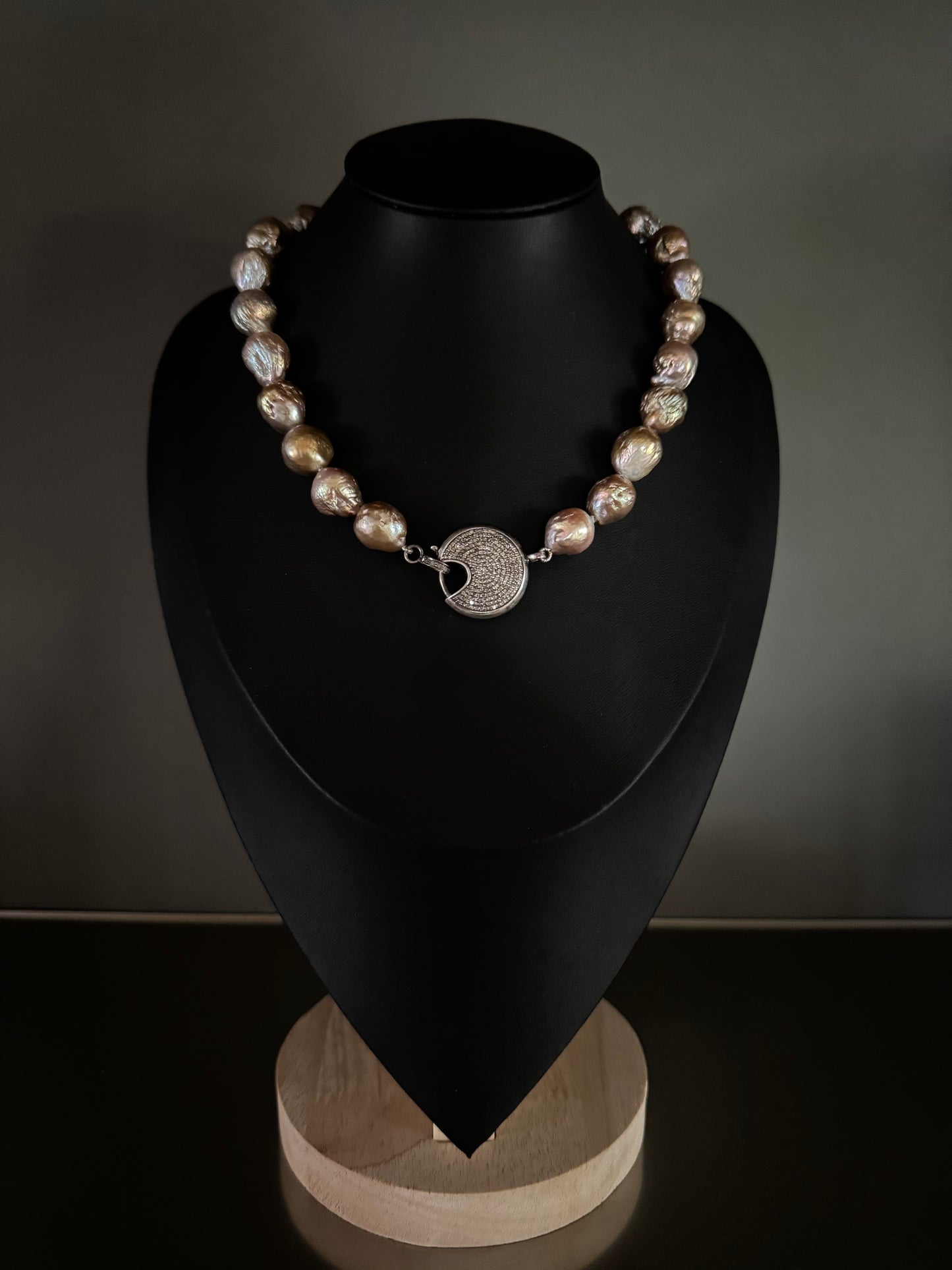 Luna Texture – Metallic Wrinkle Edison Pearl Necklace with 23mm Round Pavé Diamond Clasp