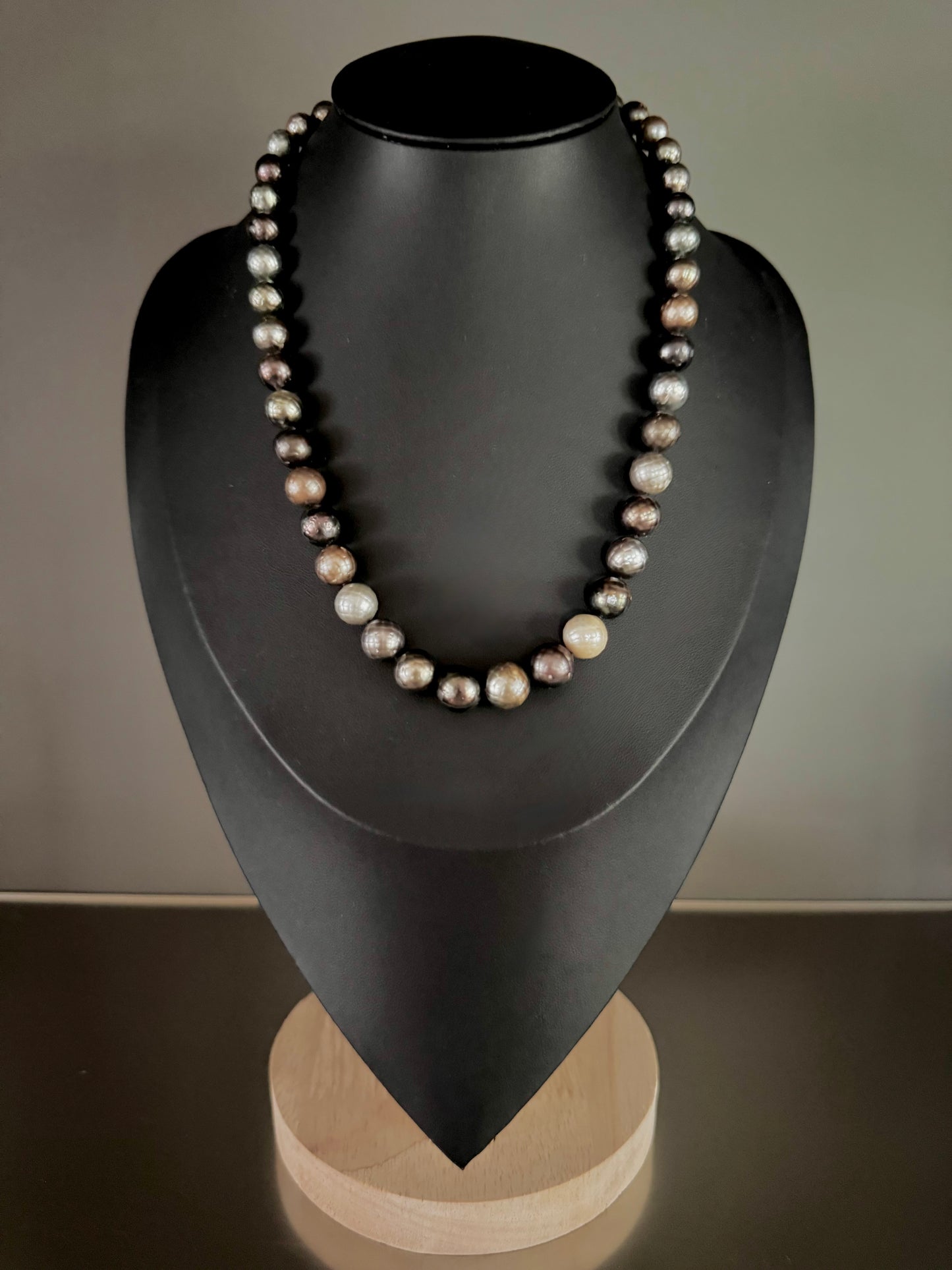Shadowcut – Faceted Tahitian Pearl Necklace with Pavé Diamond Clasp
