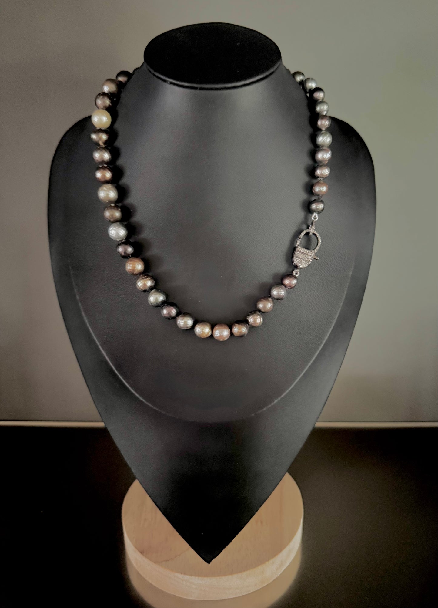 Shadowcut – Faceted Tahitian Pearl Necklace with Pavé Diamond Clasp