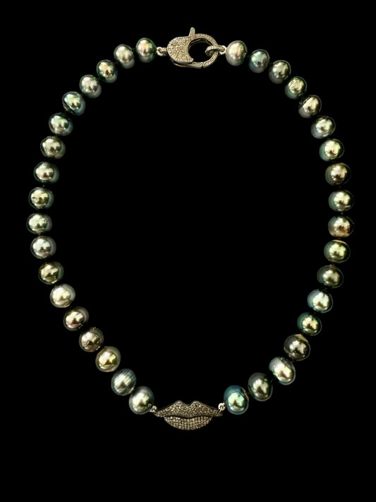 Kiss of Noir – Peacock Tahitian Pearl Necklace with Pavé Diamond Lips and Clasp