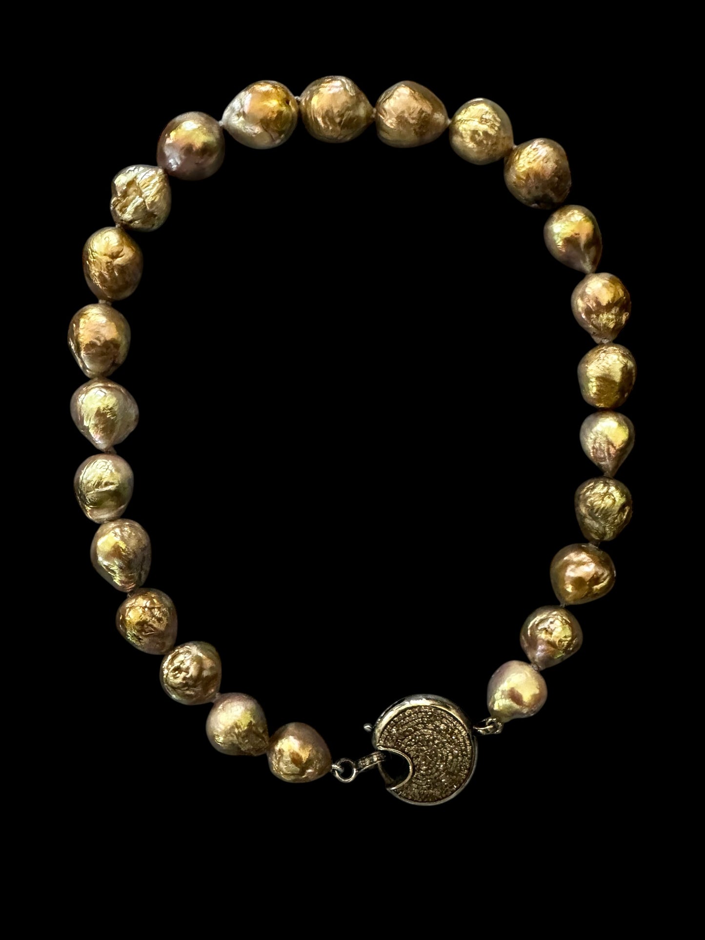 Luna Texture – Metallic Wrinkle Edison Pearl Necklace with 23mm Round Pavé Diamond Clasp