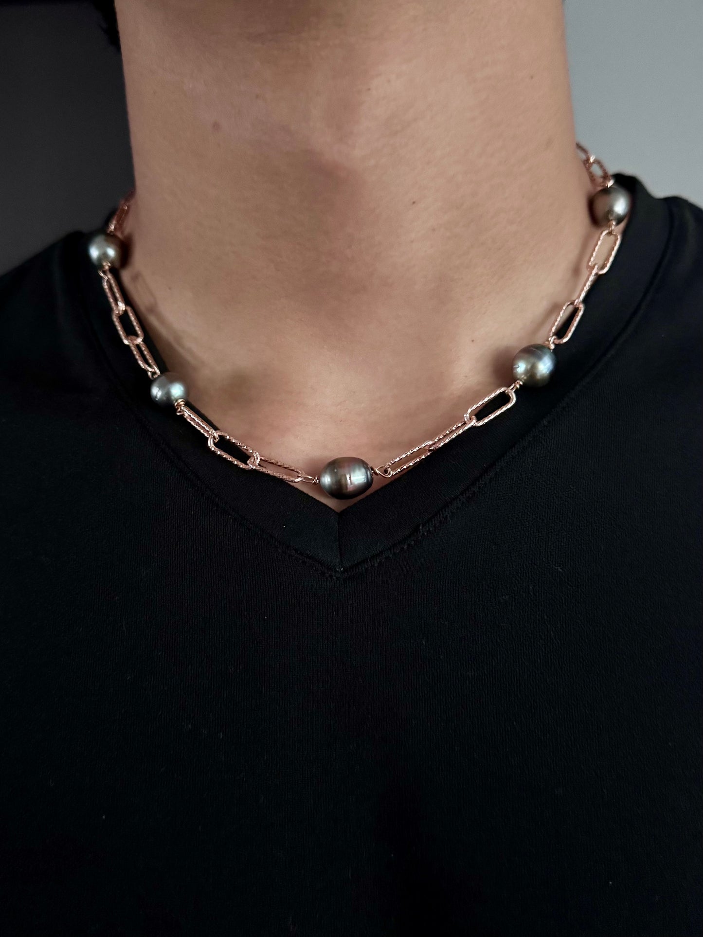 Tahitian Tranquility Necklace: Rose Gold Textured Paperclip Chain with Grey Tahitian Pearls